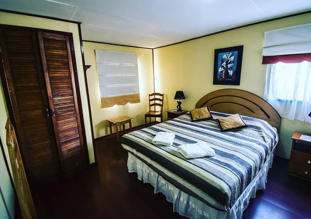 Hostal Alcazar Puerto Natales Bagian luar foto