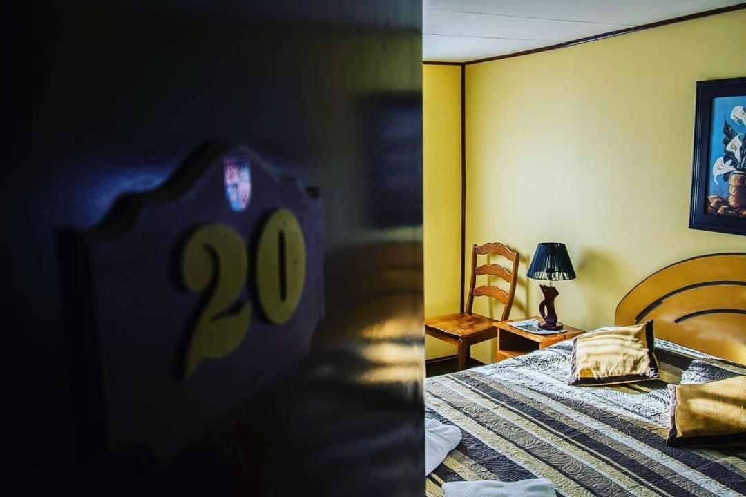 Hostal Alcazar Puerto Natales Bagian luar foto